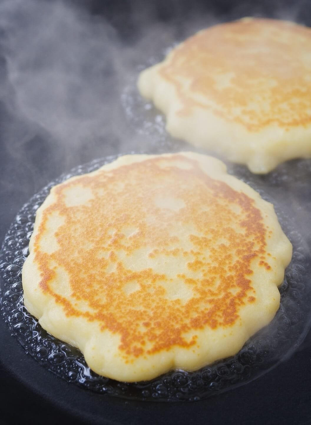 Fluffy Keto Pancakes (Almond &Amp; Coconut Flour) 5 148keto pancake bubbling pan